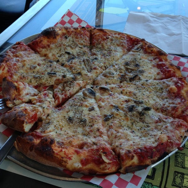 Foto tomada en Southside Flying Pizza  por T. Frank S. el 3/25/2013