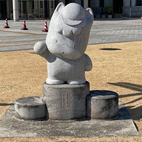 ぐんまちゃん 石像 小サイズ 一体 写真左