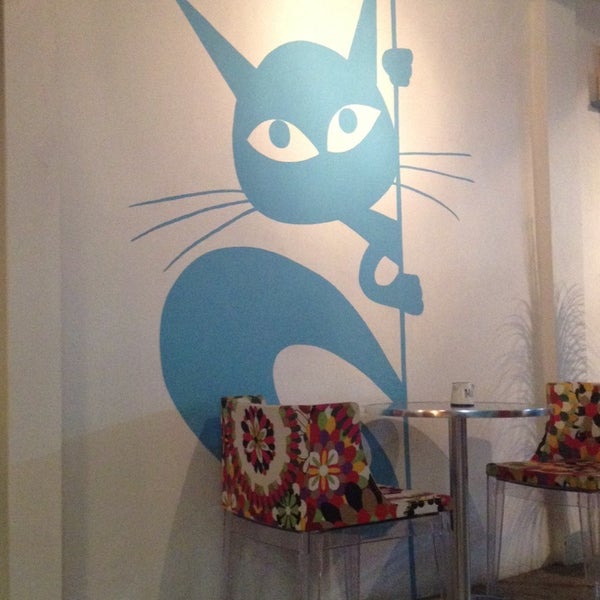 Das Foto wurde bei Cafetería El Gato Azul von Jocelyn L. am 1/11/2014 aufgenommen
