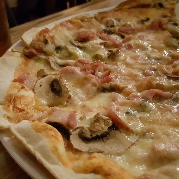 Pedimos pizza Didi y pasta Di Silvio, todo con muy buen sabor, el servicio muy rápido y atento.