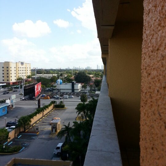 Foto diambil di Regency Hotel Miami oleh Trevor N. pada 11/29/2012