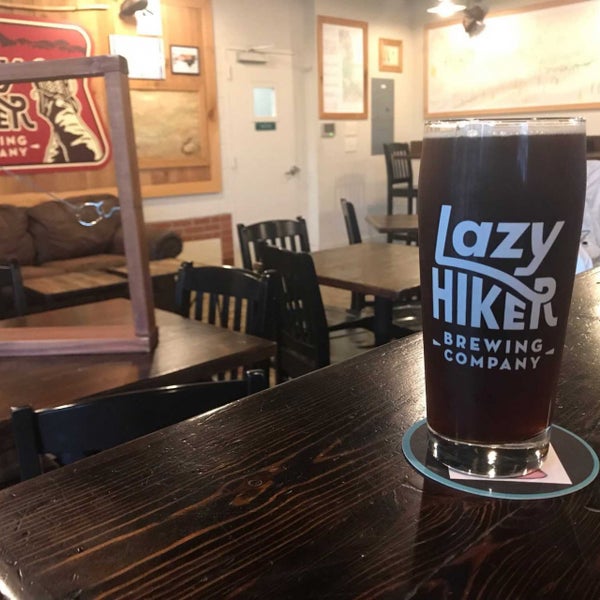 Foto tirada no(a) Lazy Hiker Brewing Co. por Carrie B. em 4/14/2019