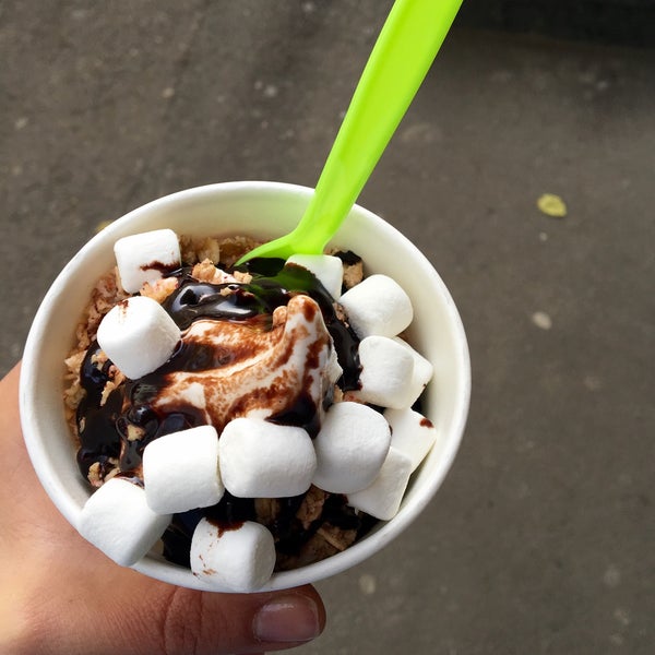 Photo taken at lölly frozen yogurt • ლოლი by Takisha B. on 12/5/2015