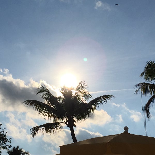 Foto diambil di Postcard Inn Beach Resort &amp; Marina oleh Silvana D. pada 3/22/2015