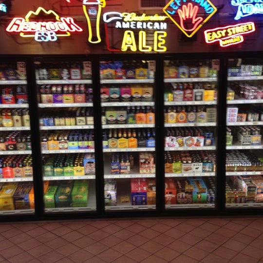รูปภาพถ่ายที่ Colorado Liquor Mart โดย Mike W. เมื่อ 10/27/2012