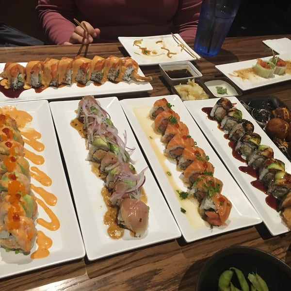 3/17/2017 tarihinde Franklin C.ziyaretçi tarafından Sake2Me Sushi - Cerritos'de çekilen fotoğraf