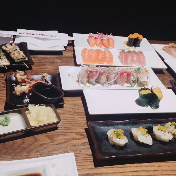รูปภาพถ่ายที่ Sake2Me Sushi - Cerritos โดย Franklin C. เมื่อ 9/30/2017
