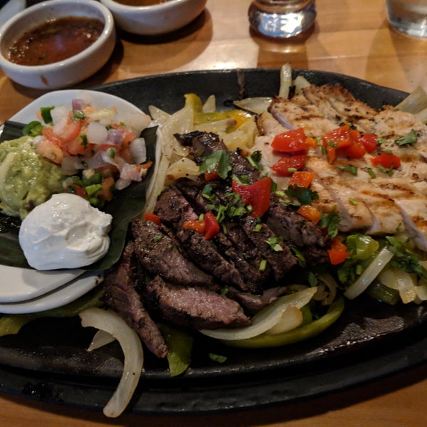 Foto diambil di Cantina Laredo oleh Russell S. pada 11/15/2017