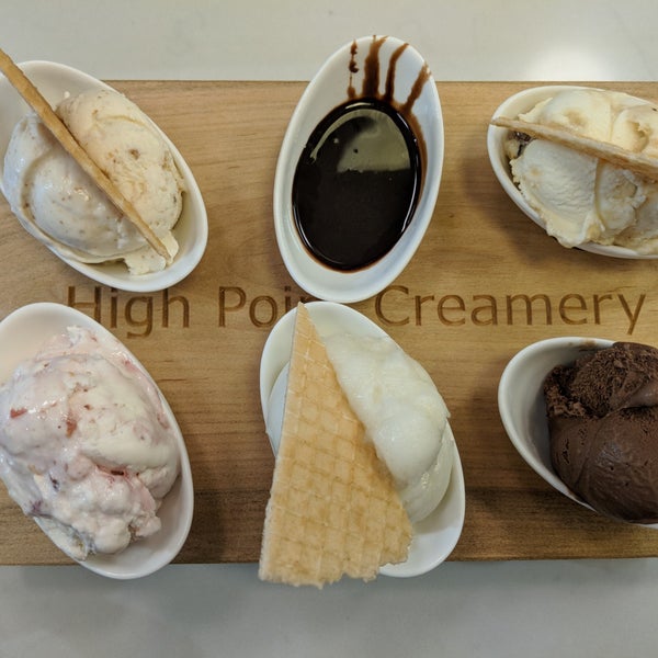 รูปภาพถ่ายที่ High Point Creamery โดย Russell S. เมื่อ 6/21/2018