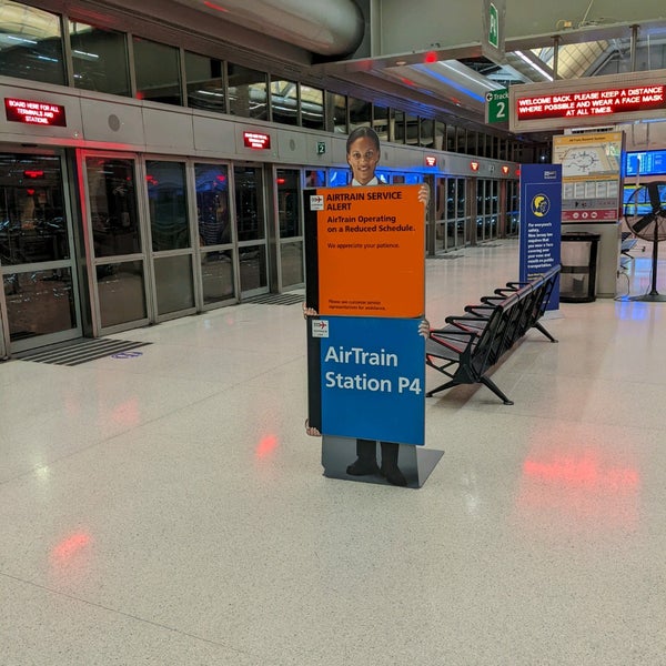 Newark AirTrain Station P4 Newark Airport and Port Newarkの空港トラム駅