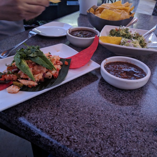 Foto diambil di Cantina Laredo oleh Russell S. pada 10/2/2018