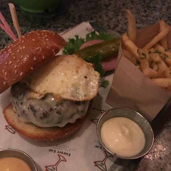 Custom lamb burger. Patty was juicy and seasoned Mediterranean style, but didn’t have much flavor. Garlic fries were soggy/poorly fried with a good aioli. 2.5/5