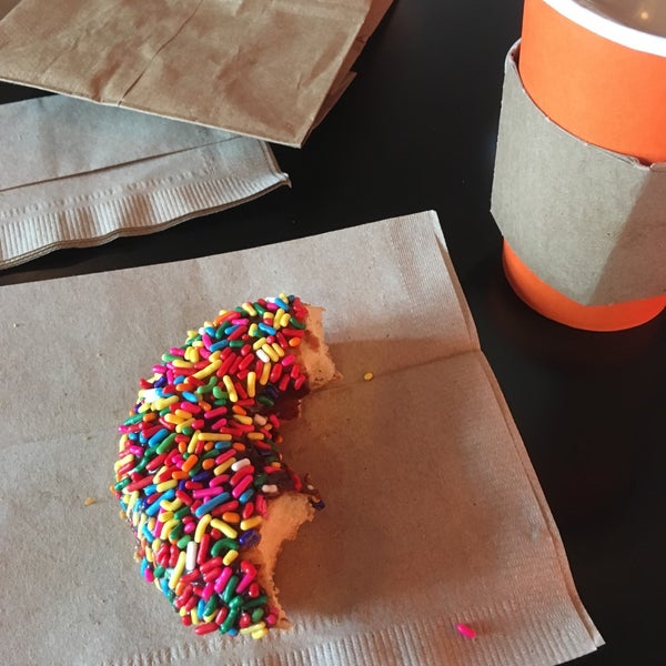 Foto diambil di Sugar Shack Donuts &amp; Coffee oleh Rob D. pada 8/13/2017