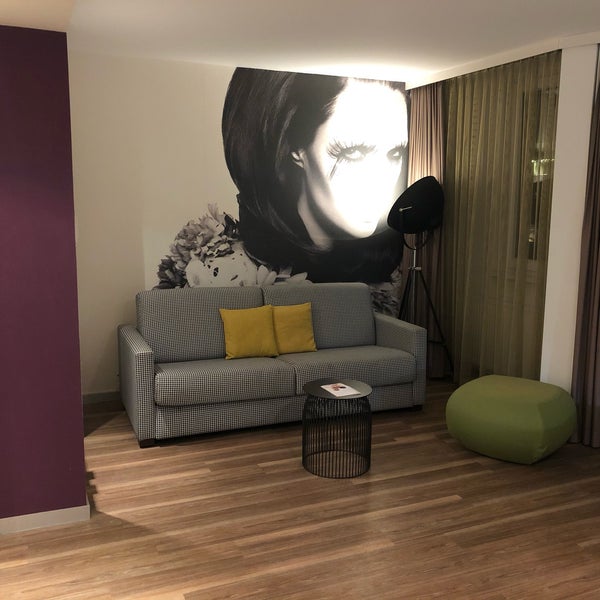 Foto scattata a Hotel Indigo Düsseldorf Victoriaplatz da Nicolas R. il 12/9/2019