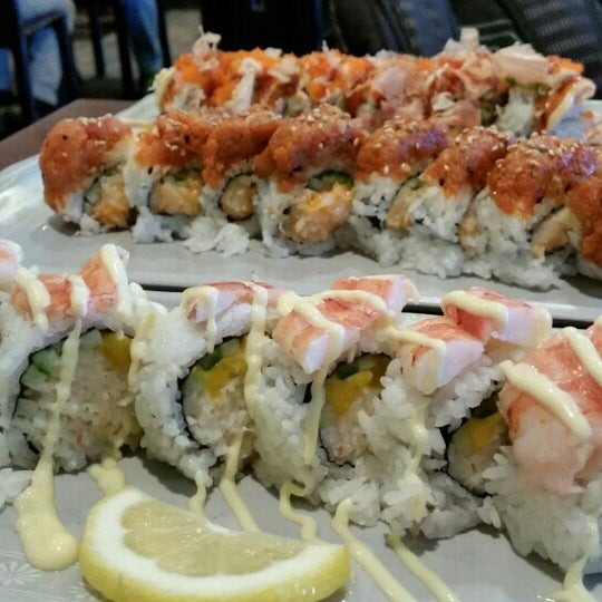 Суши город благодарный после 12 00. Роллы г. Суши г октябрьский. Sushi town горячий ключ. Роллы с кремом сверху.