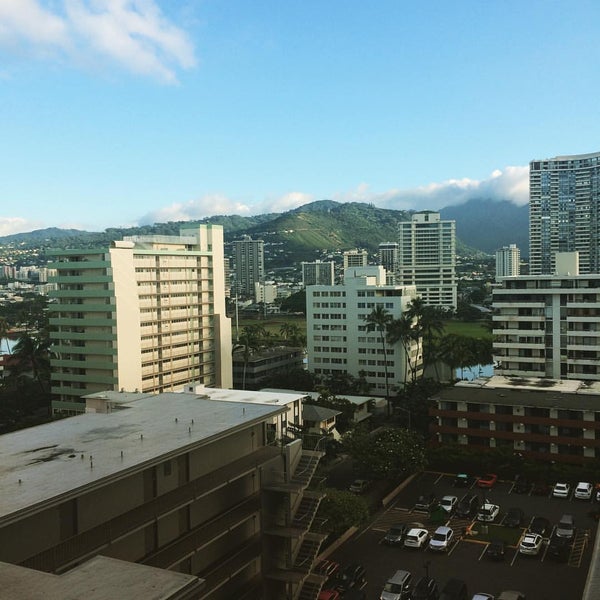 รูปภาพถ่ายที่ Ambassador Hotel Waikiki โดย mzh 7. เมื่อ 1/16/2016