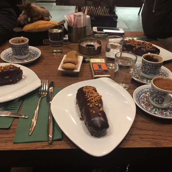 Снимок сделан в Just Cafe пользователем Ayşe Ş. 11/12/2015