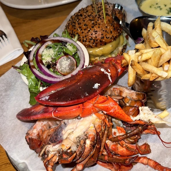 Das Foto wurde bei Burger &amp; Lobster von Zoz✨ am 8/27/2023 aufgenommen