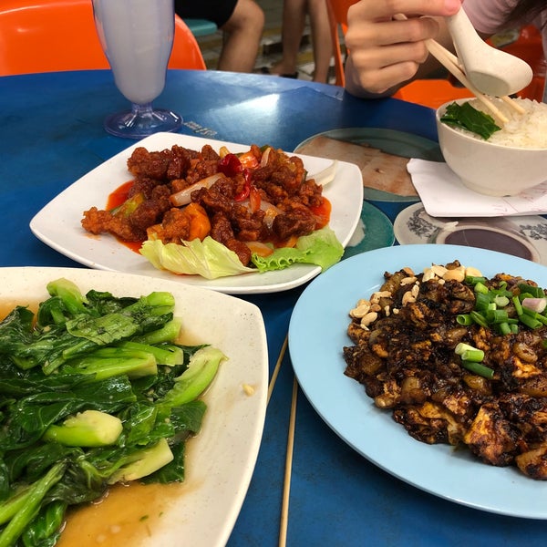 Photo taken at Kim San Leng Food Centre by Eugene Y. on 8/23/2018