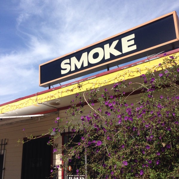 รูปภาพถ่ายที่ Smoke Berkeley  BBQ, Beer, Home Made Pies and Sides from Scratch โดย Dana B. เมื่อ 4/30/2014