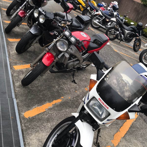 桃山学院大学 駐輪場 下