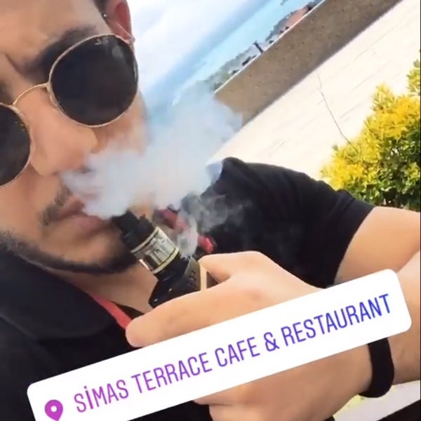 Foto tirada no(a) Simas Terrace Cafe &amp; Restaurant por 𝓜𝓮𝓱𝓶𝓮𝓽 . em 6/20/2017