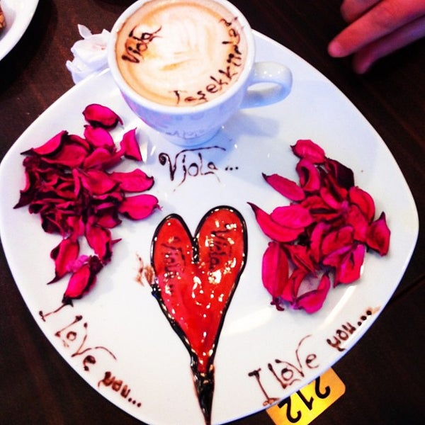 Foto tirada no(a) Viola Cafe Pastane por Qqqq em 3/28/2013