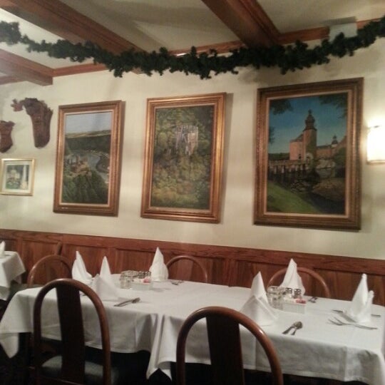 Foto tomada en Kaiserhof Restaurant &amp; Biergarten  por CJ J. el 12/7/2013