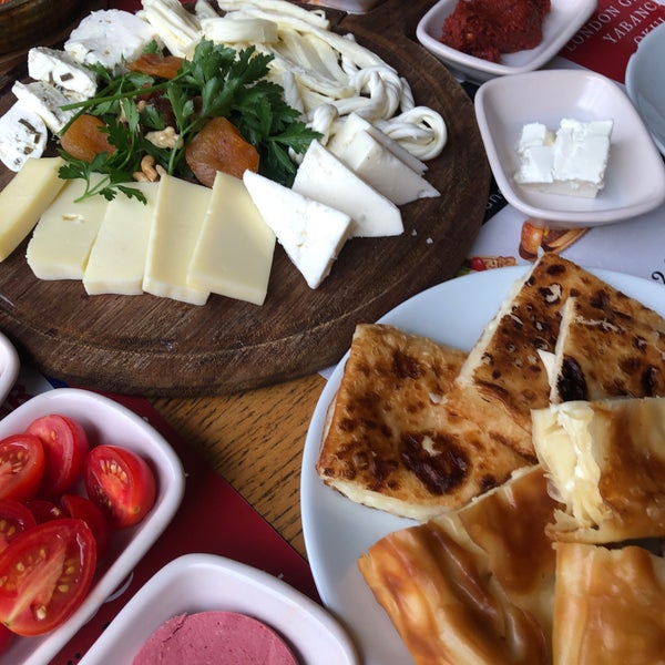 Foto scattata a Köşk Lounge Cafe&amp;Restaurant da Fırat S. il 9/26/2020