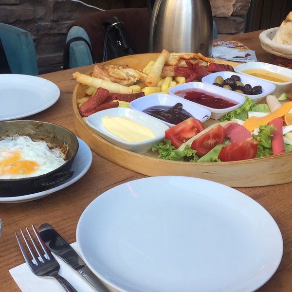 รูปภาพถ่ายที่ Kahverengi Cafe &amp; Karaoke Bar โดย Büşra A. เมื่อ 10/29/2018