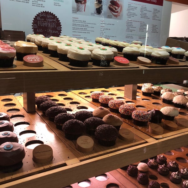 Photo taken at Sprinkles Cupcakes by Sultan Ali on 11/9/2018