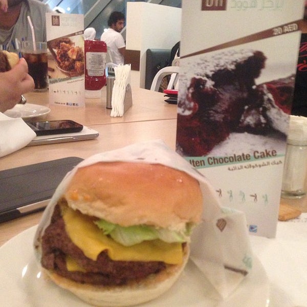 9/6/2013 tarihinde Sayed Ahmad D.ziyaretçi tarafından Burger Hood برجر هوود'de çekilen fotoğraf