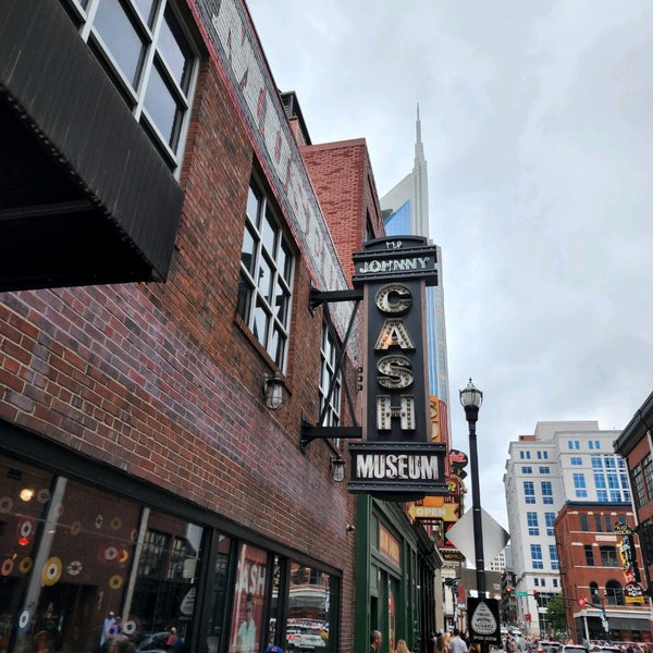 Foto tirada no(a) Johnny Cash Museum and Bongo Java Cafe por Clay W. em 7/9/2022