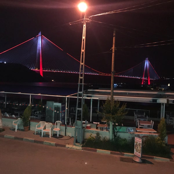Foto diambil di Poyrazköy Sahil Balık Restaurant oleh İSMAİL B. pada 5/15/2017