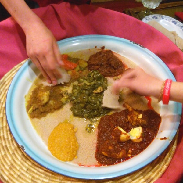 รูปภาพถ่ายที่ Meskerem Ethiopian Restaurant โดย Olga Y. เมื่อ 5/7/2014