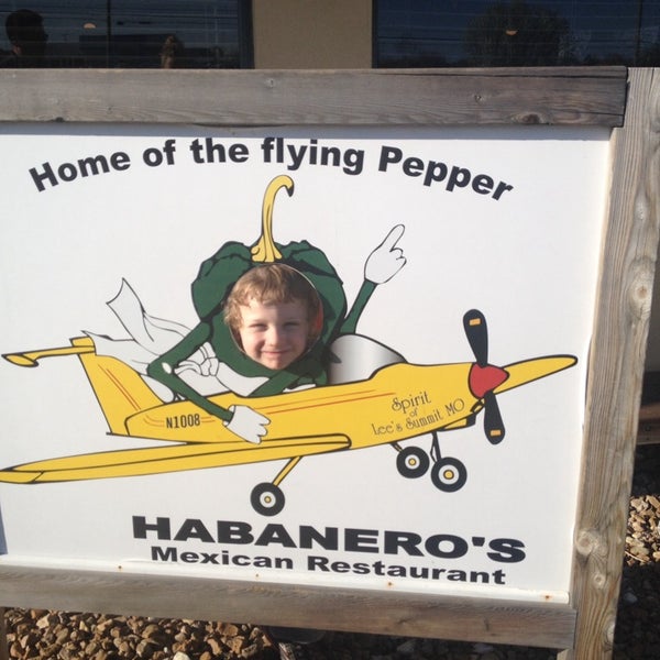 4/11/2014에 Carli G.님이 Habanero&#39;s Home of the Flying Pepper에서 찍은 사진