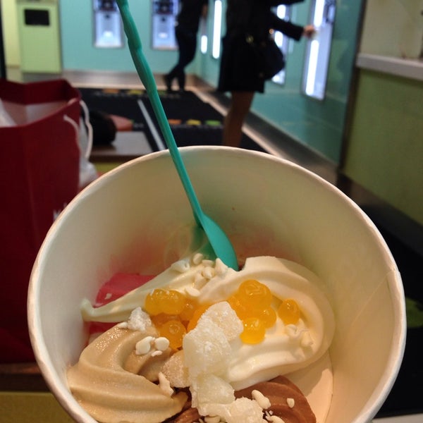 11/9/2013 tarihinde Kylie K.ziyaretçi tarafından Tutti Frutti Frozen Yogurt'de çekilen fotoğraf