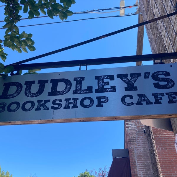 Foto diambil di Dudley&#39;s Bookshop Cafe oleh George D. pada 8/13/2022