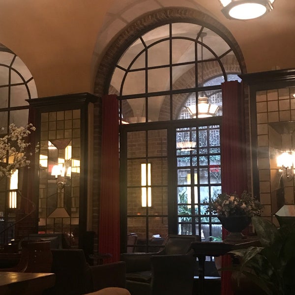 Foto diambil di Greenwich Hotel oleh Ekaterina O. pada 1/3/2019