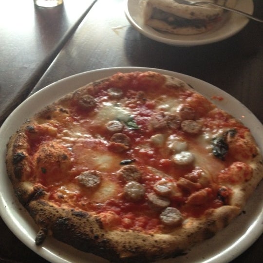 5/17/2012 tarihinde Willie B.ziyaretçi tarafından Bavaro&#39;s Pizza Napoletana &amp; Pastaria'de çekilen fotoğraf