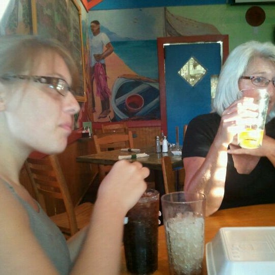 รูปภาพถ่ายที่ Chilli Peppers Coastal Grill โดย Vickie W. เมื่อ 9/6/2011