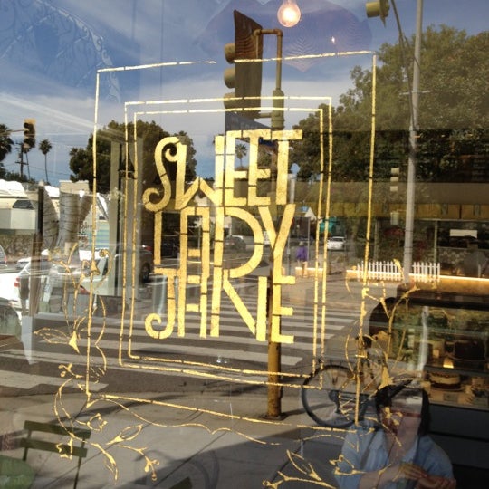 Foto tomada en Sweet Lady Jane Bakery  por Jon F. el 2/17/2012