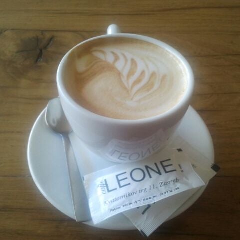 Foto tirada no(a) Caffe Leone por Luka V. em 4/27/2012
