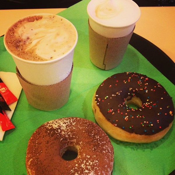 รูปภาพถ่ายที่ MO Donuts &amp; Coffee โดย Liliya Z. เมื่อ 1/30/2013