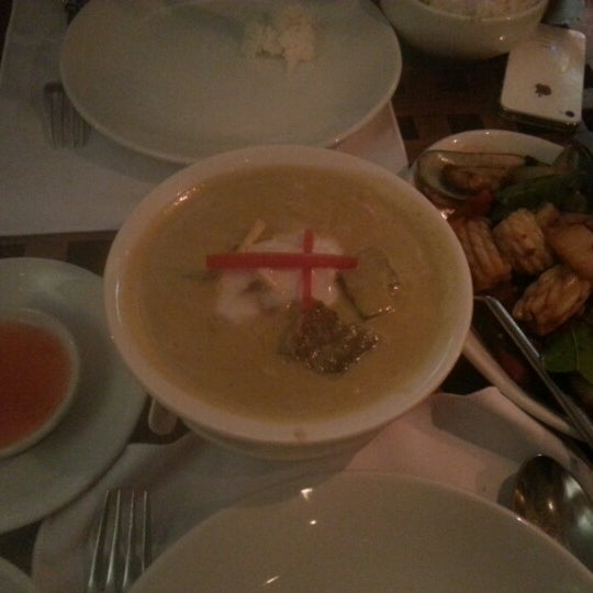 รูปภาพถ่ายที่ Thai Thai East Restaurant โดย Qi Q. เมื่อ 12/15/2012