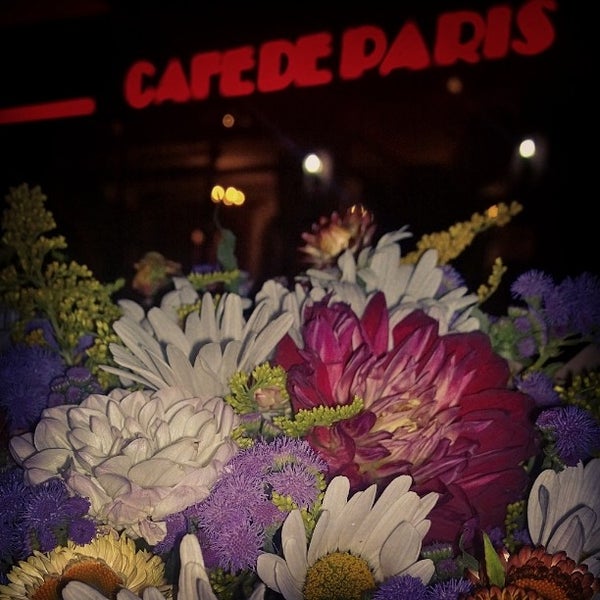 8/14/2014 tarihinde Dina L.ziyaretçi tarafından Cafe de Paris'de çekilen fotoğraf