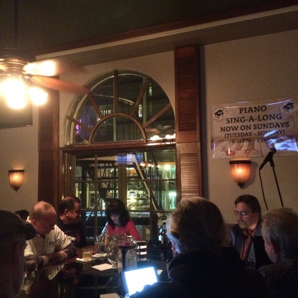 3/1/2015 tarihinde Matthew L.ziyaretçi tarafından Charlie Brown&#39;s Bar &amp; Grill'de çekilen fotoğraf