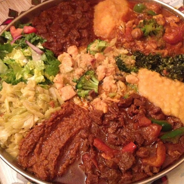 รูปภาพถ่ายที่ Queen Sheba Ethopian Restaurant โดย Caroline W. เมื่อ 2/17/2013