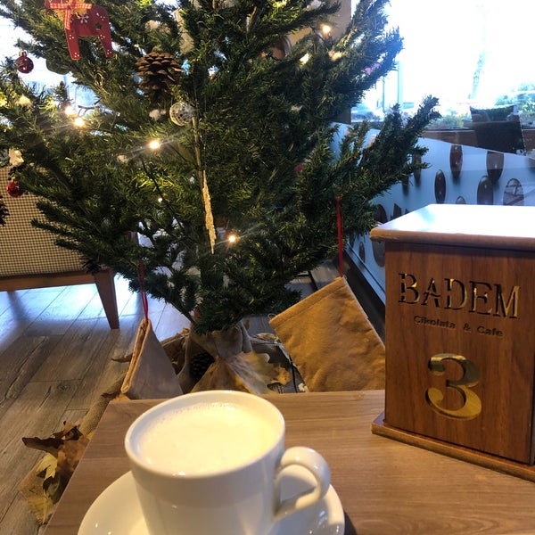 Foto scattata a Badem Çikolata &amp; Cafe da RESLAN il 12/25/2019