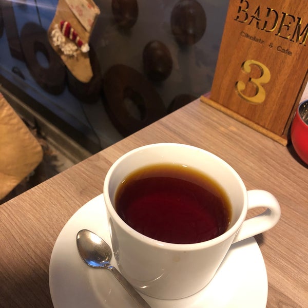 รูปภาพถ่ายที่ Badem Çikolata &amp; Cafe โดย RESLAN เมื่อ 1/6/2020